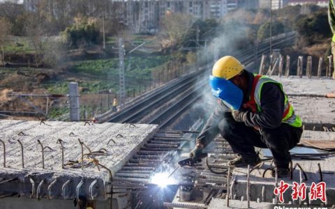 股票配资网173 安徽滁州将军山路桥工程上跨京沪铁路首片箱梁顺利架设