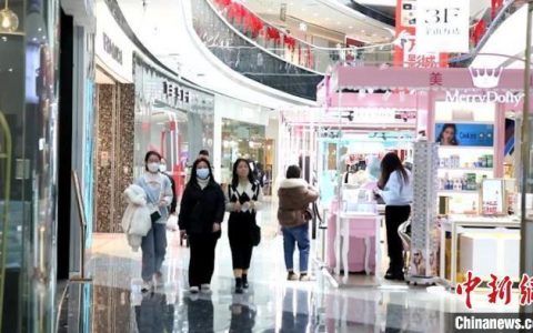 黄金配资 昔日“步行街之王”卖房求生，还押“宝”千元羽绒服