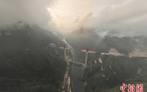 好配资 百米高空“穿针引线” 亚洲“最高墩”矮塔斜拉桥索塔封顶