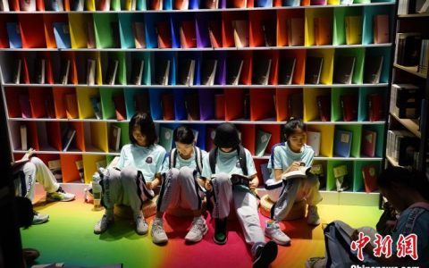 配资门户 年终观察：“多巴胺+”渐成中国时尚新趋势 高饱和色彩点亮年轻人生活