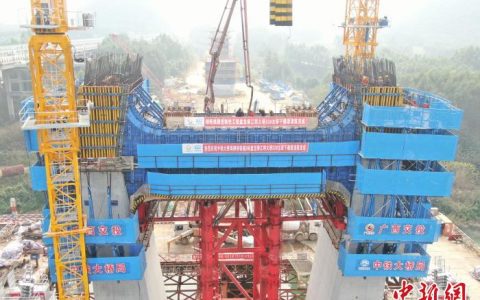 杠杆配资 柳梧铁路盘龙柳江特大桥主墩首个下横梁浇筑完成