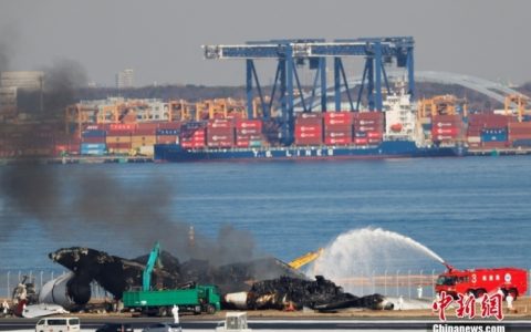 外盘配资 日本撞机事故飞机残骸再冒浓烟