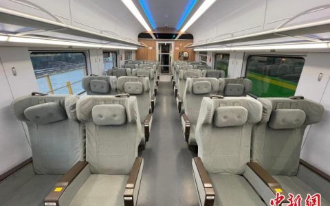 配资知识网 CR200J1-C型“复兴号”动车组首次亮相西北 “人车互动”更贴心