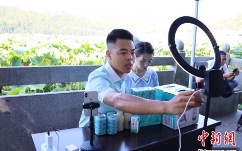 配资公司排名 （乡村行·看振兴）“小屏幕”连通“大市场” 江西广昌乡村振兴搭上电商“快车”